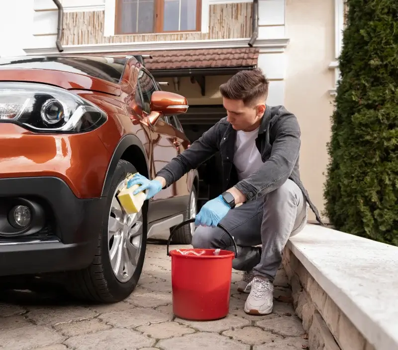 Lavage auto à domicile Saint-Pierre-des-Échaubrognes : professionnel intervenant sur un véhicule